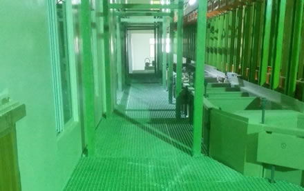 廣東清遠新野衛(wèi)浴公司電鍍平臺項目玻璃鋼格柵、玻璃鋼橋架工程(圖2)